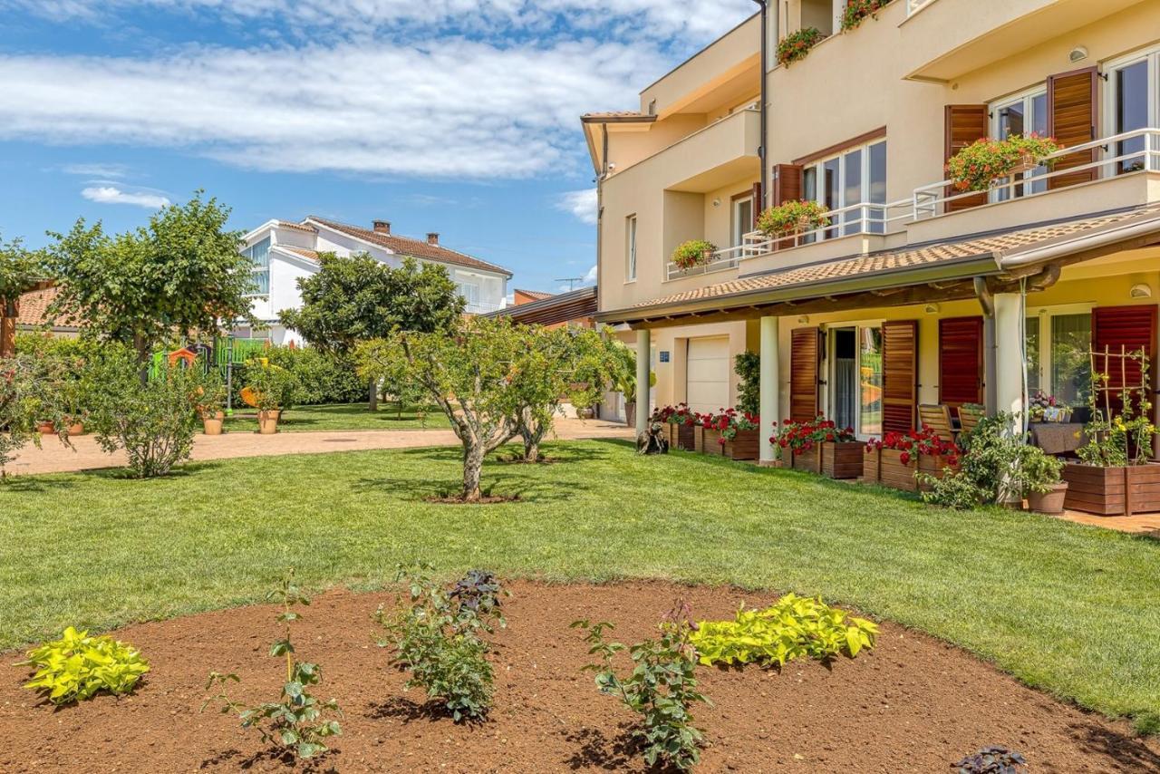 Apartment Complex Irena With Pool Poreč Exterior foto